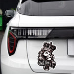 lion avec couronne sur voiture blance